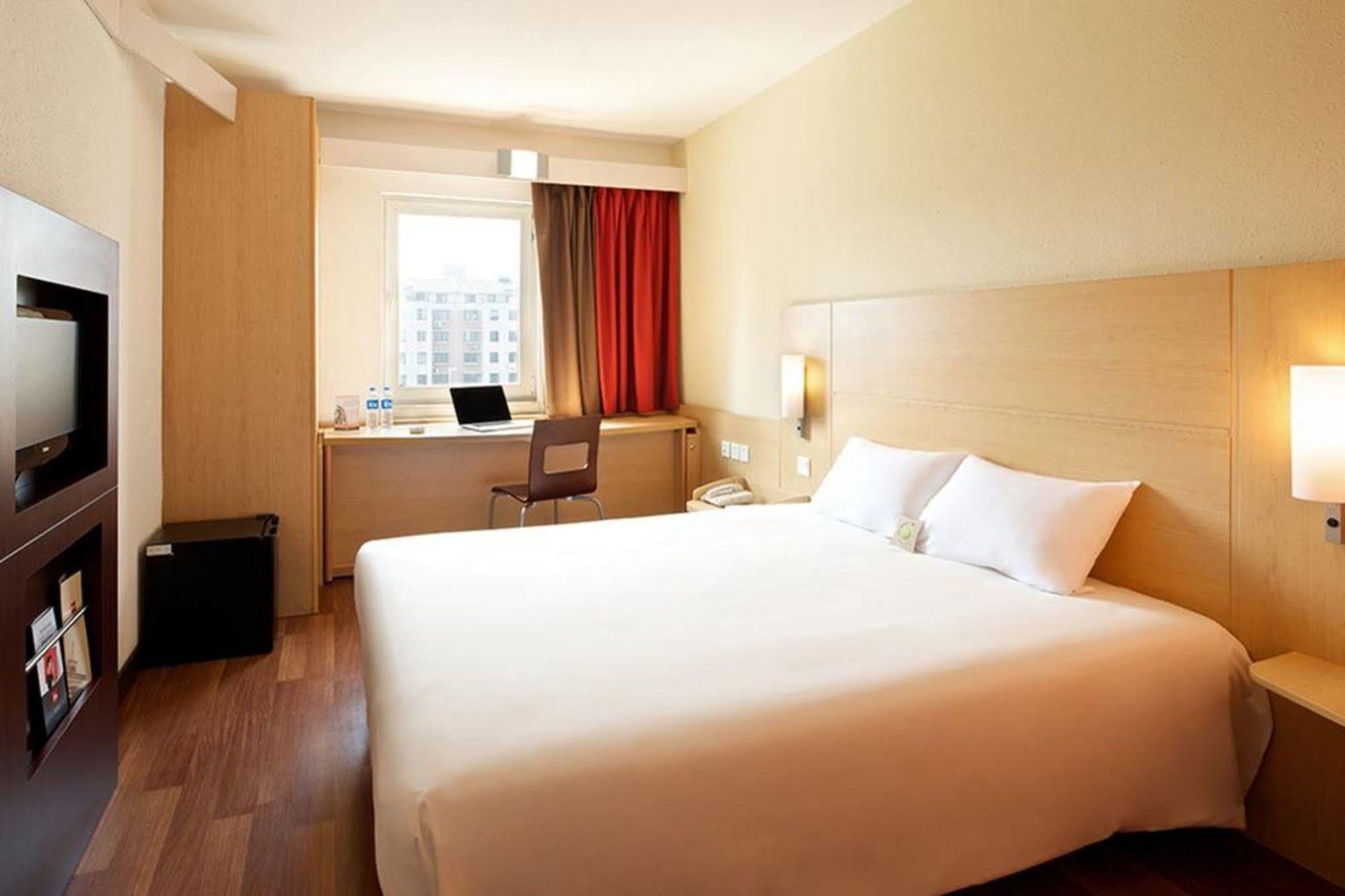 Ibis Anshan Shengli Square Exterior photo