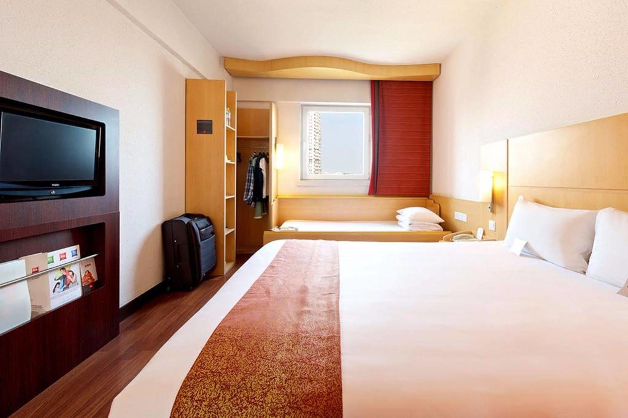 Ibis Anshan Shengli Square Exterior photo