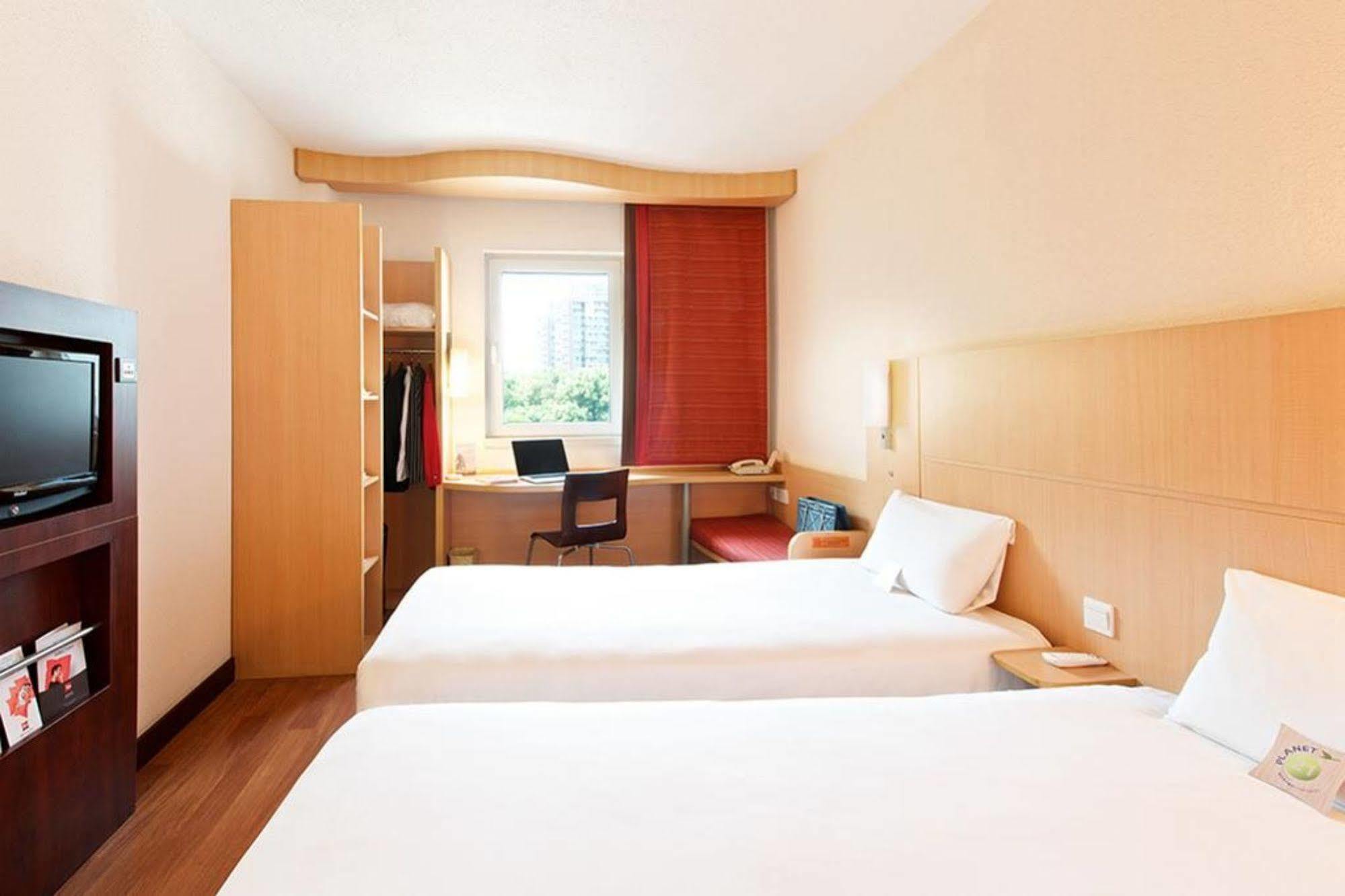 Ibis Anshan Shengli Square Exterior photo